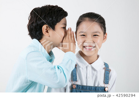 小学生 子供 ささやき 42590294