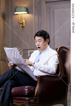 ビジネスマン 新聞 驚き 42590440