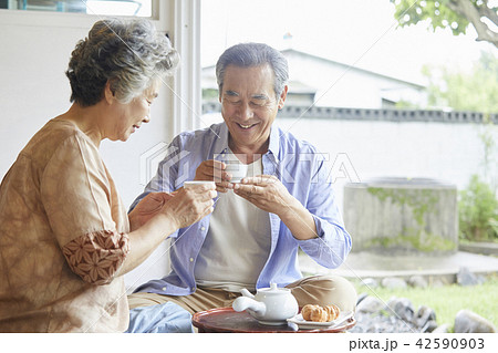高齢者 老人 夫婦 42590903