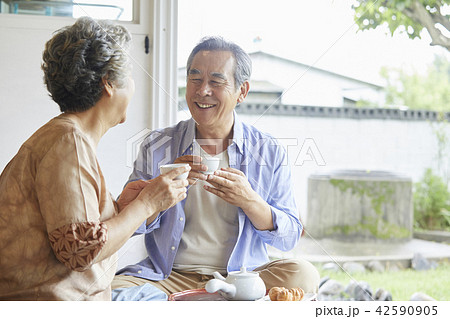 高齢者 老人 笑顔 42590905