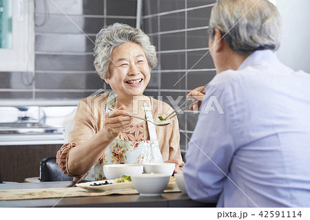 高齢者 老人 見開き 42591114