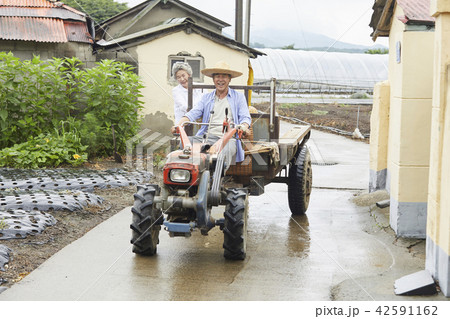耕運機 高齢者 老人 42591162