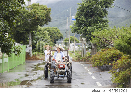 耕運機 高齢者 老人 42591201