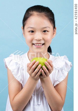 小学生 子供 リンゴ 42591400