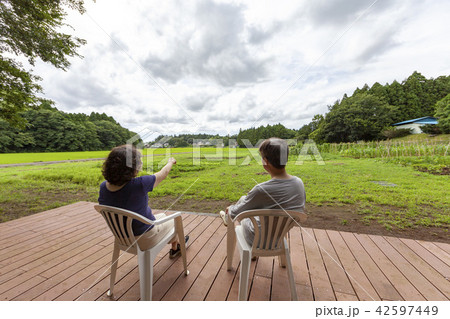 老後　移住　田舎　生活　夫婦　農業　年金　医療　環境 42597449