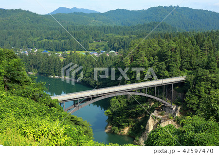 夏の只見川と緑の山並みー道の駅尾瀬街道みしま宿 42597470