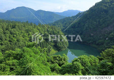 夏の只見川と緑の山並みー道の駅尾瀬街道みしま宿 夏の只見川と緑の山並みー道の駅尾瀬街道みしま宿 42597472