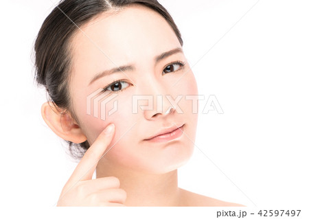 肌を気にする女性 42597497