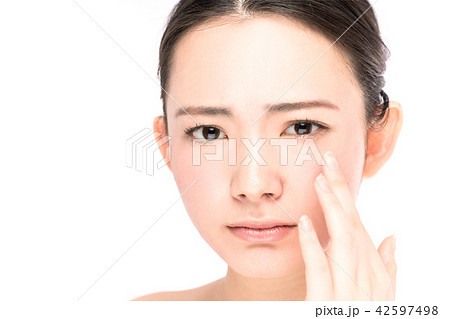 目を気にする女性 目を気にする女性 42597498