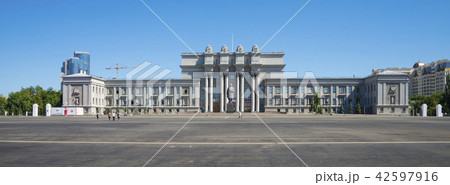 Opera and ballet building on Kuibyshev square in Samara, Russia. Summer Sunny day 31 July 2018. Opera and ballet building on Kuibyshev square in Samara, Russia. Summer Sunny day 31 July 2018. 42597916