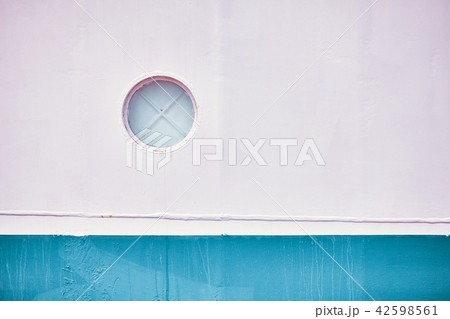 An old ship side with porthole. 42598561
