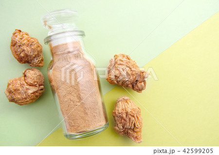 乾燥マカとマカの粉末が入ったガラスボトル 42599205