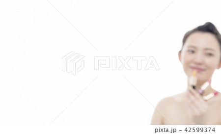 アウトフォーカス　若い女性のビューティーイメージ　口紅 42599374