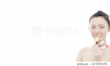 アウトフォーカス　若い女性のビューティーイメージ　口紅 42599376