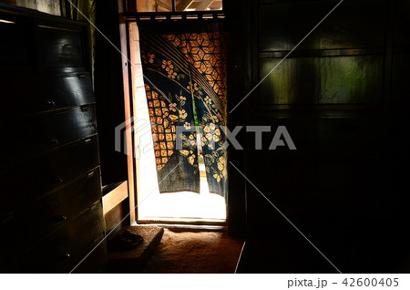 妻籠宿脇本陣　風に揺れる暖簾 42600405