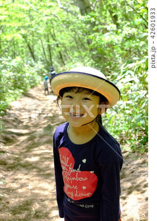 登山をする女の子 登山をする女の子 42601933