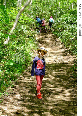 登山を楽しむ女の子 登山を楽しむ女の子 42601935