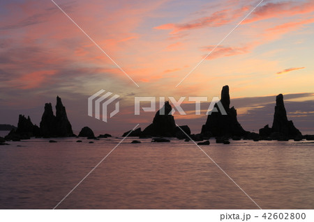 朝焼けの橋杭岩 朝焼けの橋杭岩 42602800