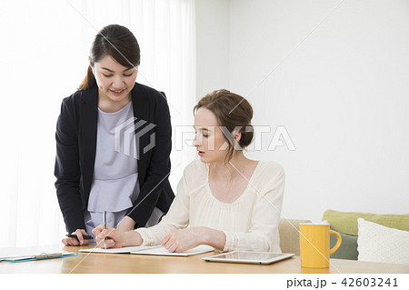 外国人女性と会話する日本人女性 42603241