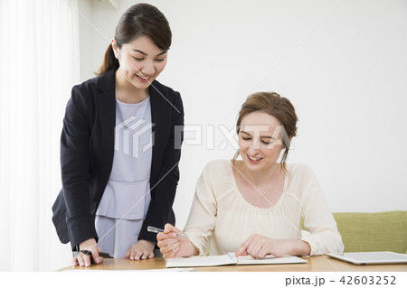 外国人女性と会話する日本人女性 42603252