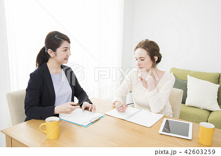 外国人女性と会話する日本人女性 外国人女性と会話する日本人女性 42603259