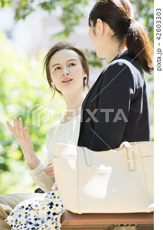 外国人女性と会話する日本人女性 外国人女性と会話する日本人女性 42603303