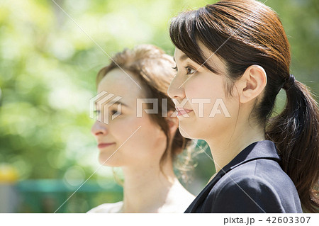 外国人女性と会話する日本人女性 外国人女性と会話する日本人女性 42603307