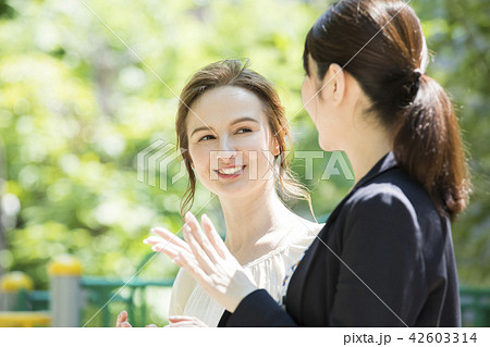 外国人女性と会話する日本人女性 42603314