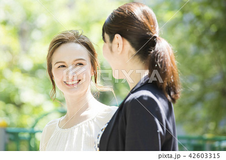 外国人女性と会話する日本人女性の写真素材