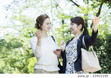 外国人女性と会話する日本人女性 外国人女性と会話する日本人女性 42603399