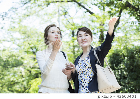 外国人女性と会話する日本人女性 42603401