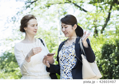 外国人女性と会話する日本人女性 42603407
