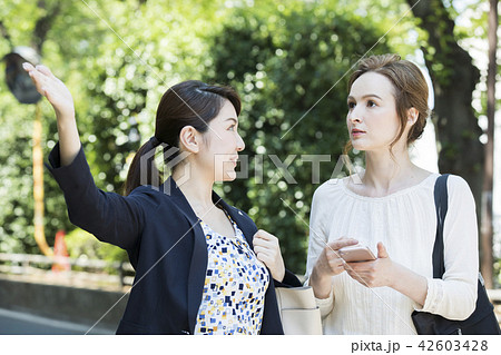 外国人女性と会話する日本人女性 42603428