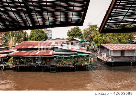 Thai old wooden houses along Bangkok Yai canal Thai old wooden houses along Bangkok Yai canal 42605099