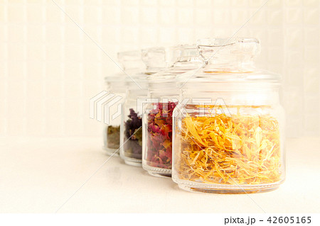 瓶に入ったドライハーブ マリーゴールド ペパーミント マローブルー ローズ の写真素材