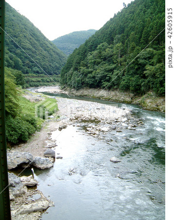 嵯峨野トロッコ列車から見た保津川 42605915