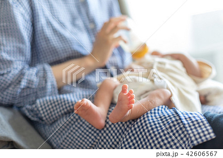 新生児　授乳 42606567