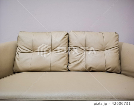 Brown polyurethane leather seat with two pillows 42606731