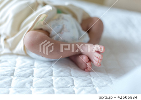 新生児 おむつ交換の写真素材