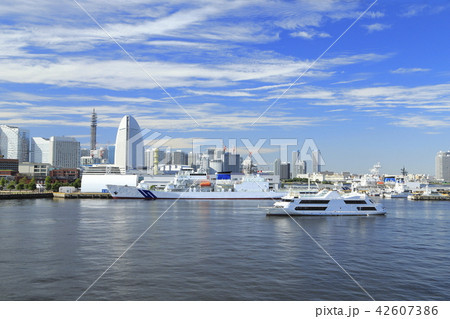 横浜港 大さん橋から見るみなとみらいの風景 横浜港 大さん橋から見るみなとみらいの風景 42607386