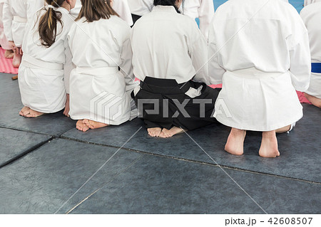People in kimono and hakama on martial arts training 42608507