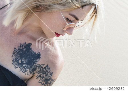 Female shoulder with tattoo 42609282
