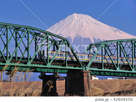 東海道線富士川鉄橋と富士山-5100 東海道線富士川鉄橋と富士山-5100 42609350