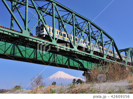 東海道線富士川鉄橋と富士山 42609356