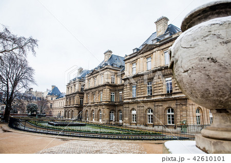 Luxembourg Palace garden in a freezing winter day Luxembourg Palace garden in a freezing winter day 42610101