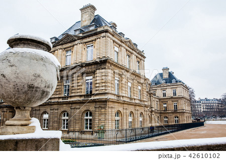 Luxembourg Palace garden in a freezing winter day Luxembourg Palace garden in a freezing winter day 42610102