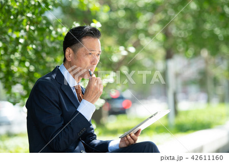 ミドルビジネスマン イメージ 42611160