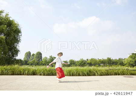 高齢者 老人 散歩 42611947
