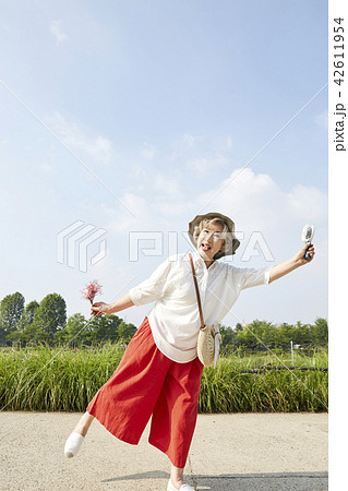 高齢者 老人 散歩 42611954