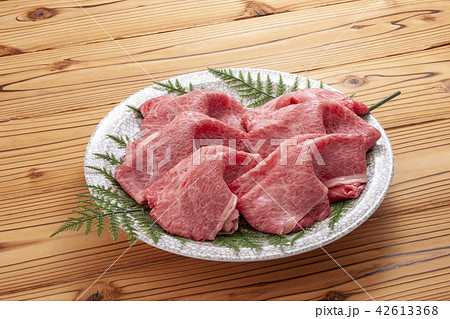 牛肉の皿盛り 42613368